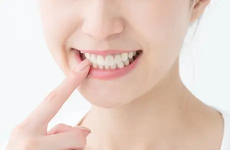 金属アレルギーの心配がないセラミックの歯で自然な笑顔に